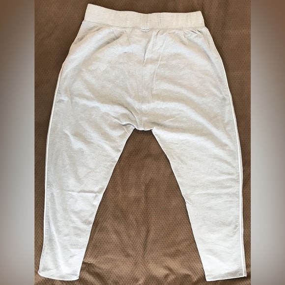 NWOT Under Armour Light Heather Grey Loose Fit Elastic Waist Capri Gym Pant - M - Picture 6 of 6